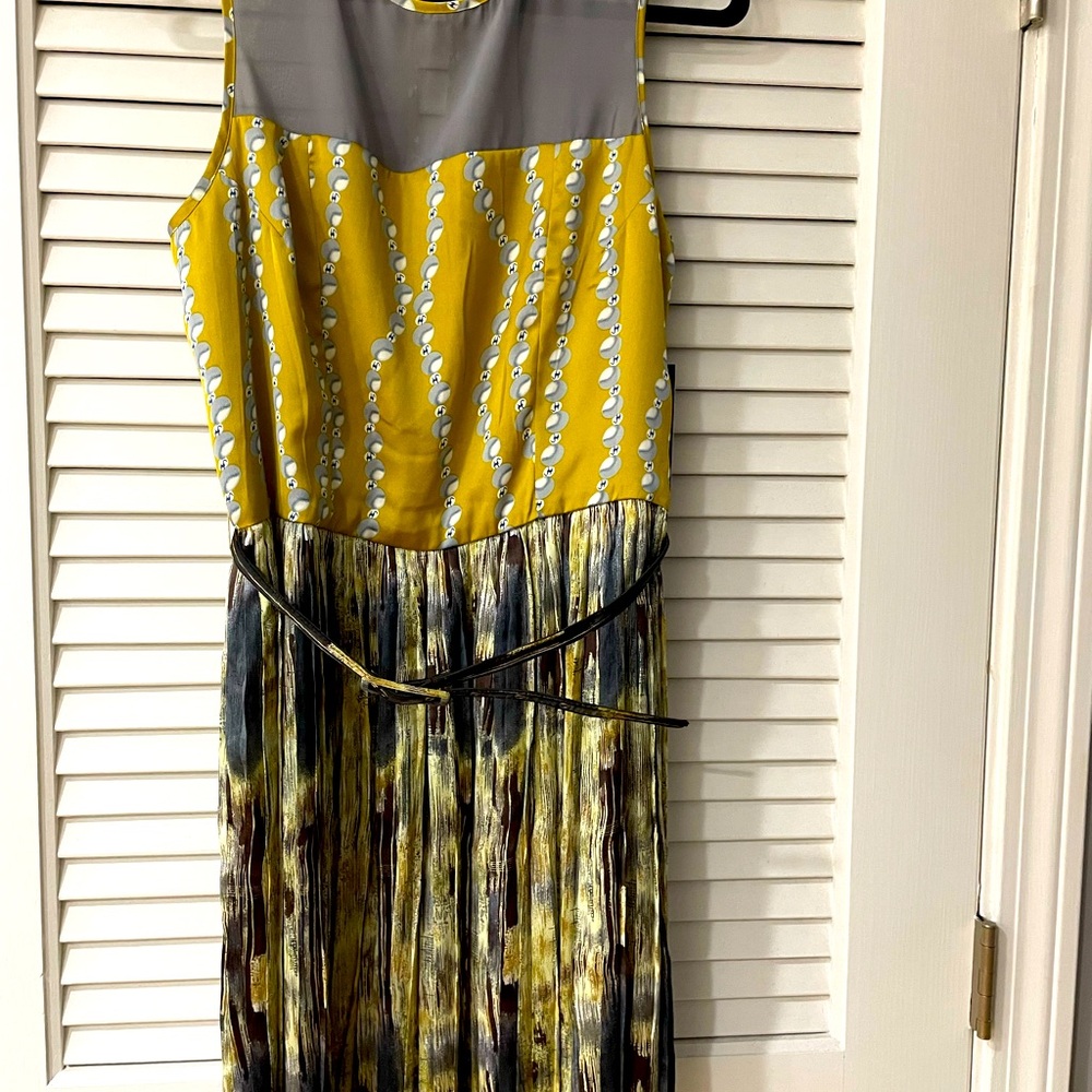 NWT BCBG size med, pleated dress with belt.